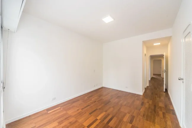 Imagem OPORTUNIDADE IMPERDÍVEL ! Apartamento Reformado 161M², 3Q, 1 Suíte, 2 Banheiros, 2 Vagas, Academia, Brinquedoteca, Playground, Salão de Festas.