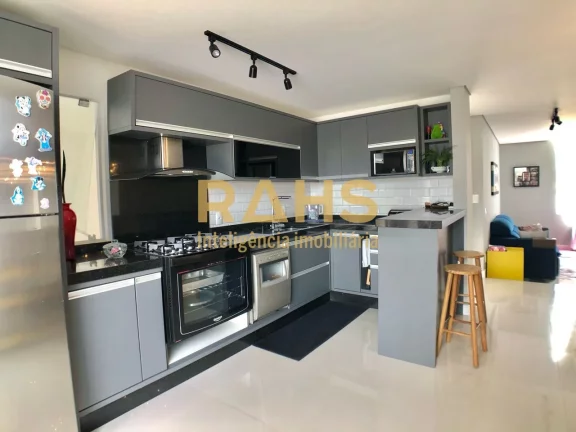 Imagem Sobrado Geminado com 115 m² de área construída com 1 suíte e 2 quartos, 2 vagas de garagem a ven...