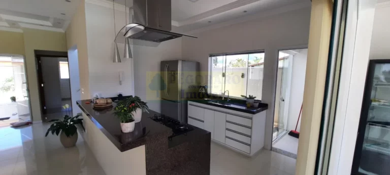 Imagem Luxo e Conforto: Casa de Alto Padrão à Venda no Jardim Britânia, Caraguatatub