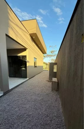 Imagem Casa recém-construída com 2 suítes, 2 vagas e sala comercial – Morretes, Itapema