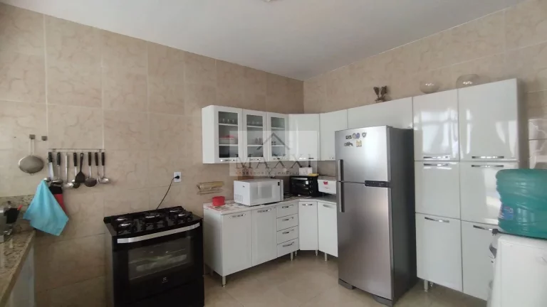 Imagem Ampla Casa Duplex com Anexo, Churrasqueira e 8 Vagas – Taquara