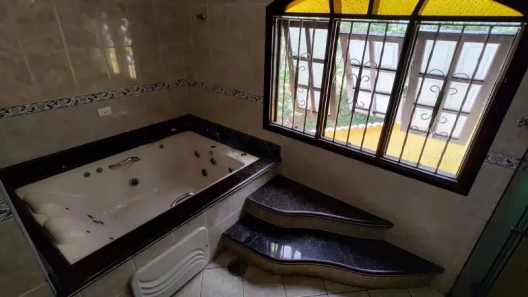 Imagem Casa para locação no condomínio Colonial Village em Caucaia do Alto, Cotia - SP | Batelli Imóveis