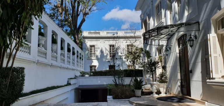 Imagem Imóvel Comercial de Alto Padrão no Jardim América, São Paulo-SP: 8 Salas, 10 Banheiros, 14 Vagas - 1.412m²