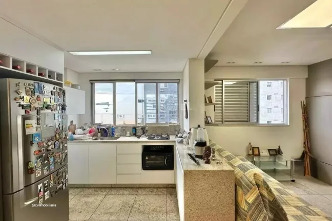 Imagem Localizado no charmoso bairro da Savassi, este espaçoso apartamento de 90 metros quadrados oferece ...