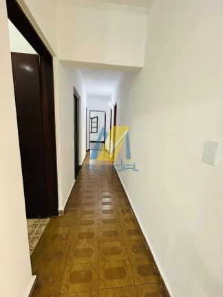 Imagem Casa térrea ampla com quintal gramado em localização estratégica.