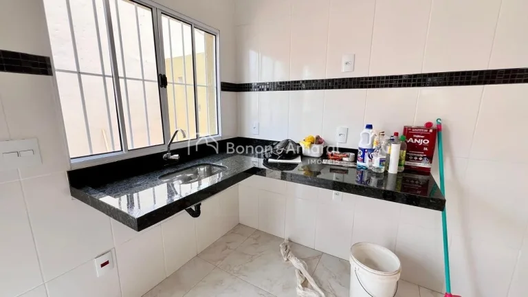 Imagem Casa Moderna com 3 Dormitórios

Dormitórios: 3 quartos, sendo 1 suíte com banheiro privativo.
Sal...