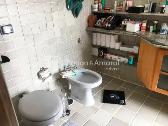 Imagem Sobrado, com linda vista. 5 suítes, sendo uma master com hidro, e varanda em todas elas;
Sala de es...