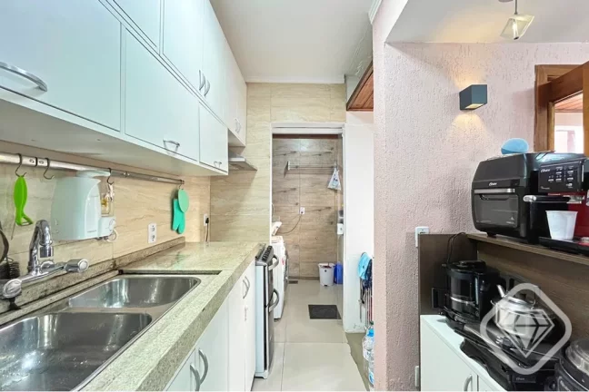 Imagem Casa com 3 dormitórios, suíte, sótão e áreas de convivência integradas no Bairro Tristeza

Um ...