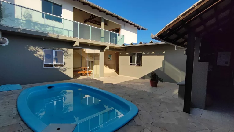 Imagem Casa com 3 dormitórios sendo 1 suíte e 2 vagas de garagem no bairro são Judas Itajai/SC