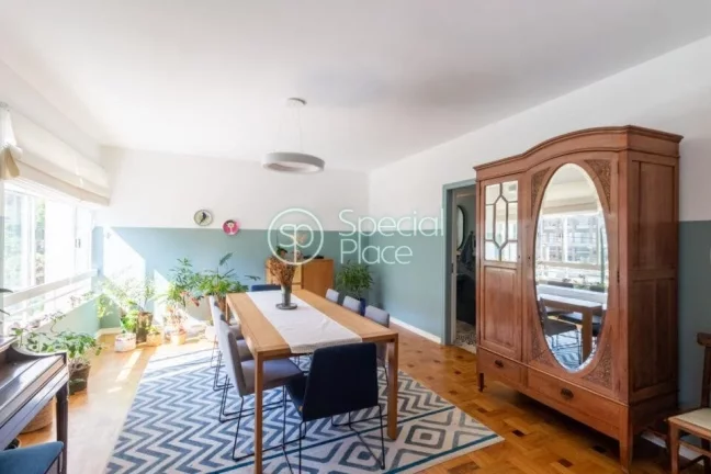 Imagem Apartamento de alto padrão com 291m², 5 dormitórios ( 1 suíte ) e 1 vaga na garagem. Hall privat...