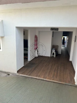 Imagem Charmosa Casa com 2 Quartos, Edícula e Amplo Quintal - Ambientes Frescos e Arejados