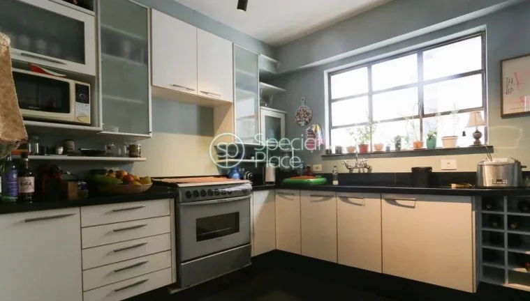 Imagem Apartamento com 162m², duas suítes, sendo uma máster com closet, hall, lavabo, sala de televisão...