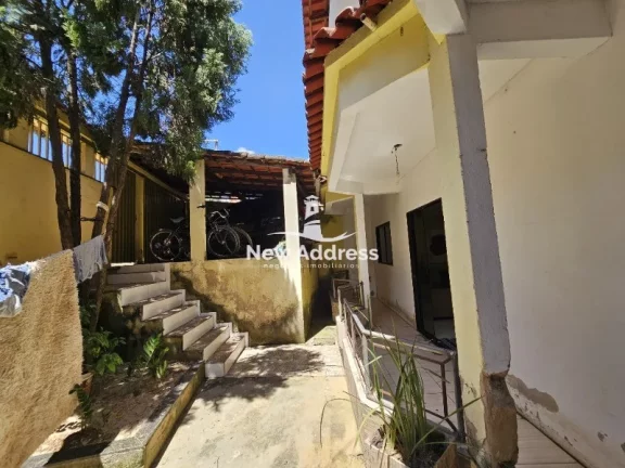 Imagem Duas casas com entradas independentes, 200m² de área construída. Ideal para morar com privacidade ou garantir renda extra com aluguel.