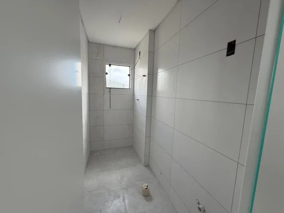 Imagem Apartamento de dois dormitórios, sendo uma suíte, sacada com churrasqueira e uma vaga de garagem no bairro de Gravatá, em Navegantes - Adriano Carpes imóveis vende