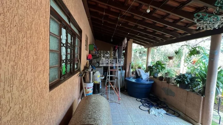 Imagem Espaçosa casa à venda no bairro Fabrício, Uberaba - 6 dormitórios e amplo quintal!