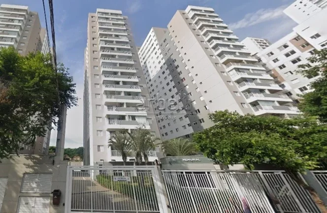 Apartamento com 33 M², 1 banheiro com box em vidro e gabinete no lavatório, 1 dormitório, cozinha...