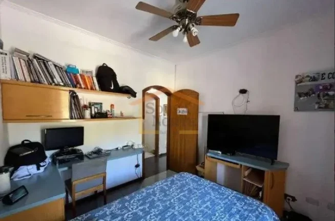 Imagem Sobrado com 208m². O imóvel possui 4 dormitórios, todos mobiliados, sendo 3 suítes, além de sac...