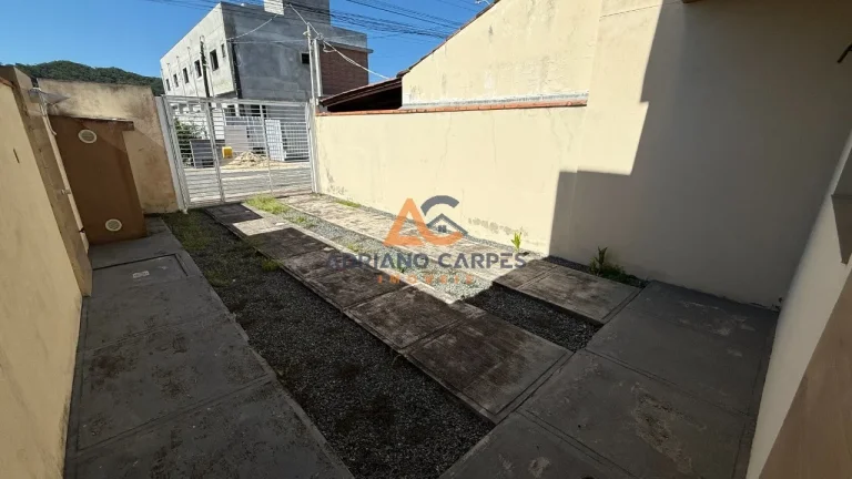 Imagem OPORTUNIDADE. Sobrado geminado com 02 suítes, na Praia de Gravatá, Navegantes. Adriano Carpes Imóveis vende.