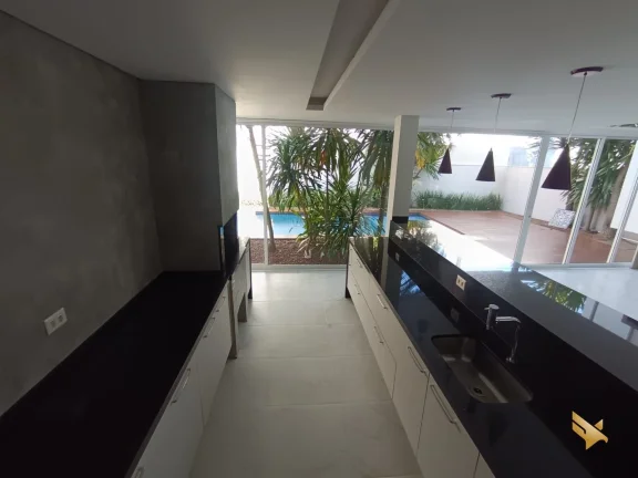 Imagem Sobrado com garagem subterranea e suite com dois closets e banheira