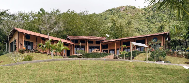 Imagem Imperdível casa à venda em Garopaba-SC, Praia da Gamboa! 3 quartos, 3 suítes, 5 banheiros, 8 vagas de garagem - 38.588,00 m² de área.