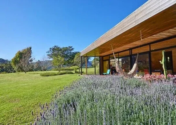 Sítio Mirante do Juncal: Arquitetura Consciente e Imersão na Natureza