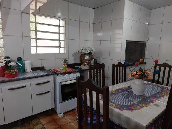 Imagem Casa com Edícula tendo 3 dormitórios sendo 1 suíte e 3 vagas no bairro São Marcos em Joinville