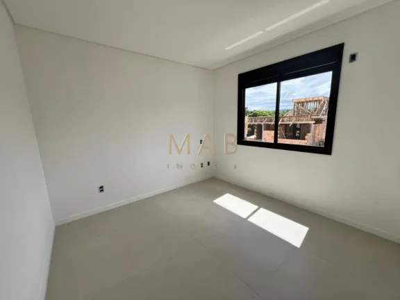 Imagem Imperdível casa à venda em Florianópolis-SC, no bairro Ingleses do Rio Vermelho, com 3 quartos, 3 suítes e 150m² de área.