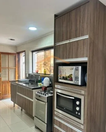 Imagem Sobrado, 325m² de área útil, 4 dormitórios sendo 4 suítes, sala 2 ambientes, cozinha com armár...