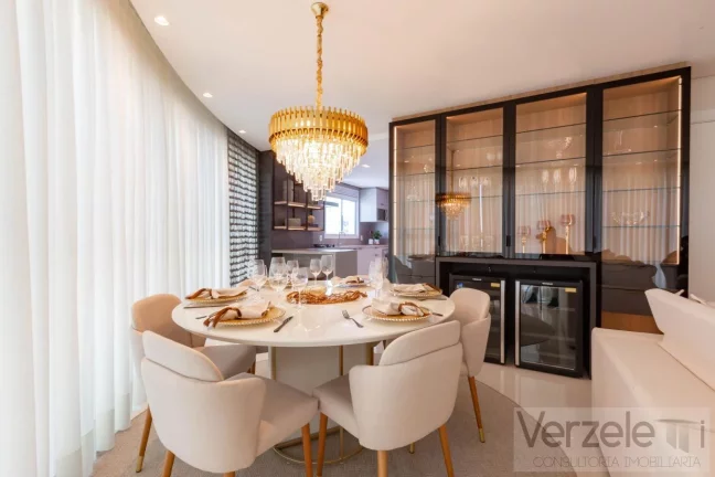 Imagem Apartamento 4 ou + dormitórios para Venda em Balneário Camboriú / SC no bairro Centro