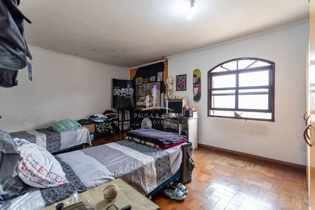 Imagem Excelente Assobradado de Esquina, 292m², 4 Quartos, 2 Suítes, 1 Vaga, Churrasqueira, Financia, está dividida em 2 casas, no Centro de Ribeirão Pires-SP