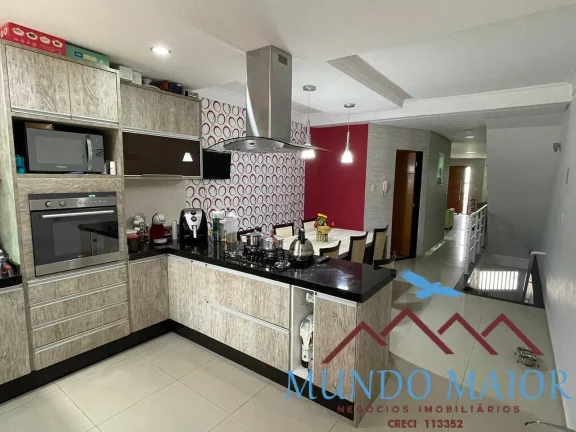 Sobrado Impecável com 4 Vagas e Acabamento de Primeira!