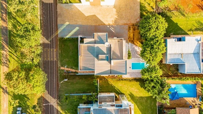 Imagem Venda de Sobrado de Alto Padrão no Clube Náutico, Toledo-PR: 3 Quartos, 1 Suíte, 2 Salas, 3 Banheiros, 4 Vagas, 193m².