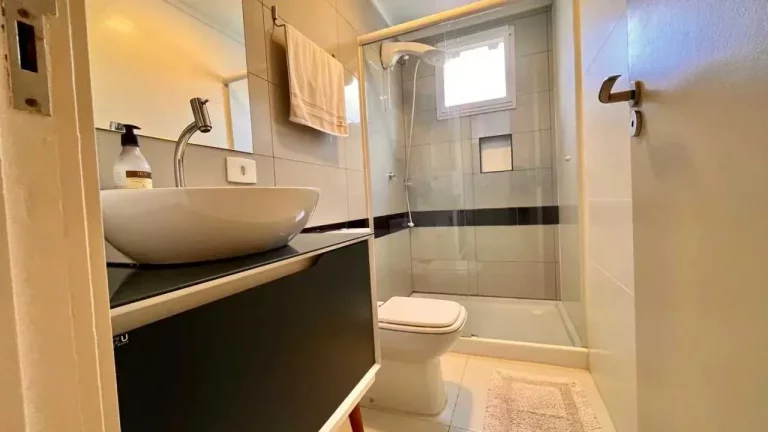 Imagem Casa com 3 dormitórios sendo 2 suítes e 1 vaga, a 150m do mar em Bombinhas/SC
