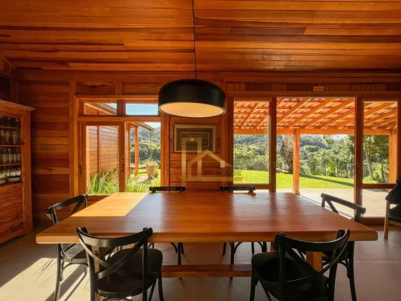 Imagem Casa Linear com 4 quartos e lazer privativo dentro de condomínio de Teresópolis