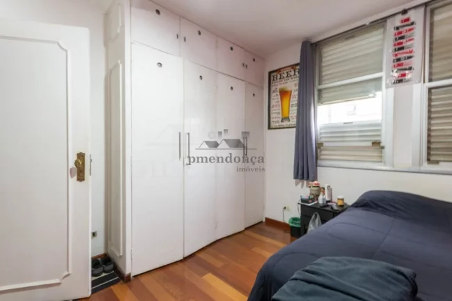 Imagem Apartamento com piso de tábuas largas, reformado e bem iluminado, janelas grandes, dormitórios com...