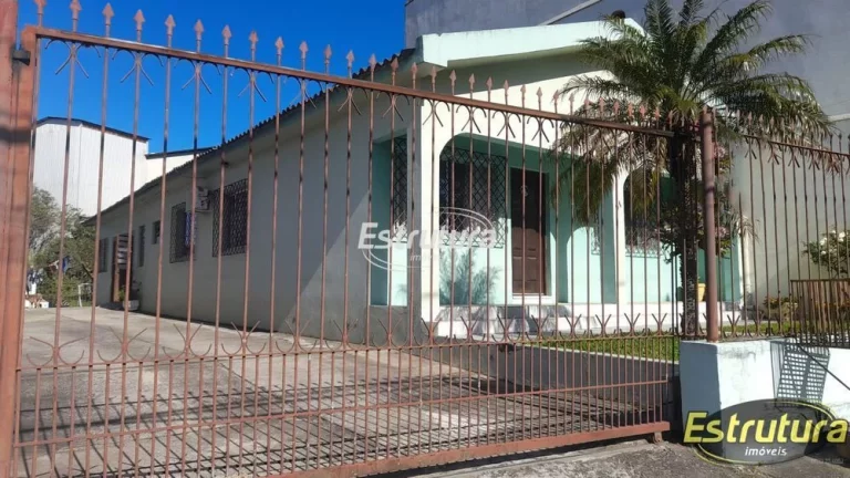 Casa em terreno amplo, em ótima localização