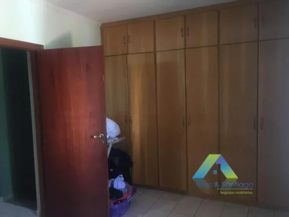 Imagem Ótimo Sobrado com 3 dormitórios, 5 vagas de garagem com amplo espaço em bairro tranquilo com ótima localização.