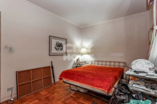 Imagem Belíssimo apartamento em edifício histórico na rua mais charmosa e arborizada de Higienópolis. A...