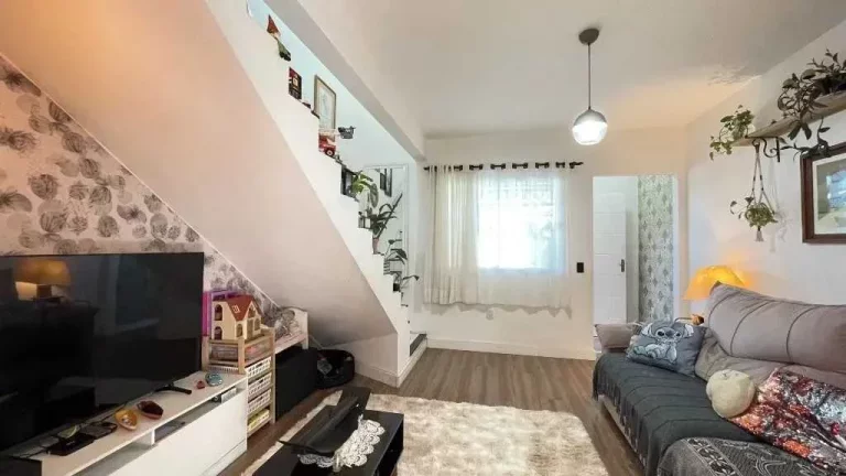 Imagem Sobrado com 2 dormitórios e 1 vaga de garagem com terraço e churrasqueira em Balneário Camboriú