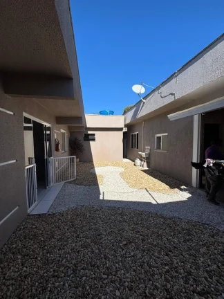 Imagem Adriano Carpes Imóveis vende, uma linda casa em alvenaria mais edícula , com 2 dormitórios sendo 1 suíte, no centro de Penha, com uma ótima localização.