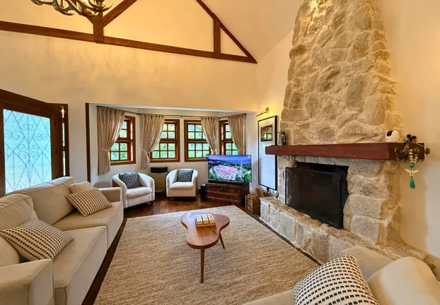 Imagem Casa de serra com lareira e jardim na Vila Inglesa | 4 dormitórios | terreno de 927 m²