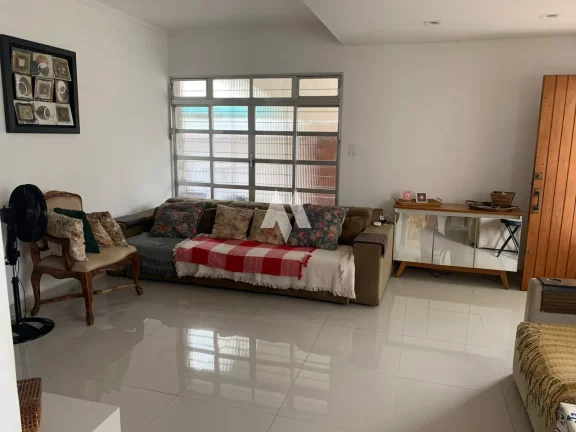 Imagem Sobrado 100% Reformado, 168m², 3 Dormitórios sendo 2 suítes , 2 vagas de garagem e no bairro do Boqueirão
