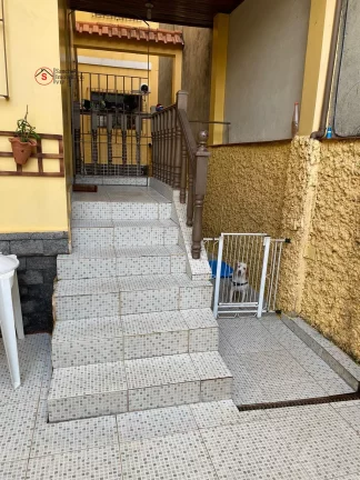 Imagem Excelente sobrado, 220 metros, 3 dormitórios, 3 vagas cobertas, portão automático, quintal com churrasqueira, rua larga e tranquila.
