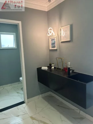 Imagem Casa à venda em Praia Grande-SP, bairro Tupi, 3 quartos, 3 suítes, 1 sala, 3 banheiros, 4 vagas, 230m².