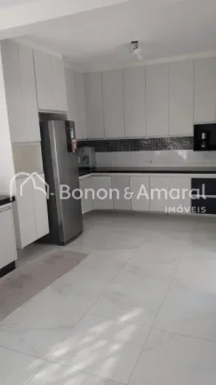 Imagem Casa estilo sobrado com 3 quartos, sendo 2 suítes, 3 salas, cozinha ampla e moderna com móveis pla...