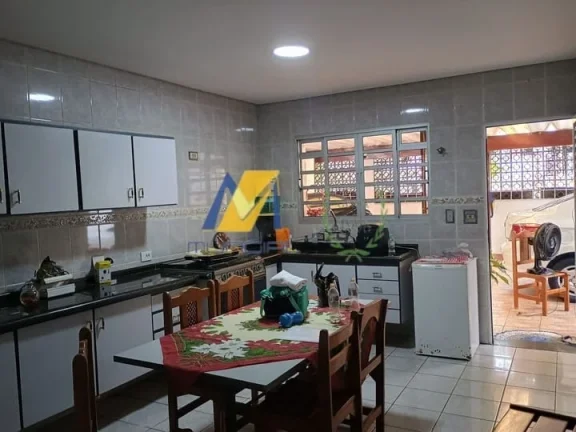 Imagem Casa à Venda com 228m², 2 dormitórios, 1 suíte, 1 sala e 4 vagas!!!