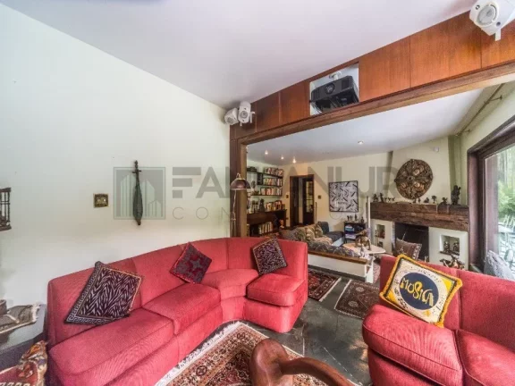 Imagem VENDO CASA PRÓXIMO AO PQ. IBIRAPUERA! Magnifica residência a venda em rua tranquila e arborozada no Jardim Lusitânia, com 900m² de área construída em