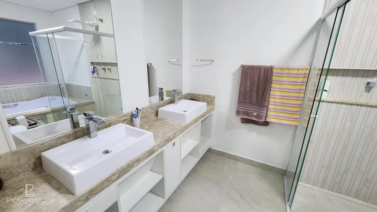 Imagem Casa de alto padrão com 4 suítes em conjunto residencial com controle de acesso