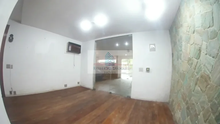 Imagem Imóvel Comercial de Alto Padrão na Barra da Tijuca - 9 Quartos, 2 Suítes, 4 Salas e 5 Vagas de Garagem - Rio de Janeiro-RJ - 982,50m².