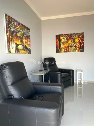 Imagem Sala com dois ambientes: jantar (com armários) e estar (com lareira a gás).
Sala de TV (com armár...